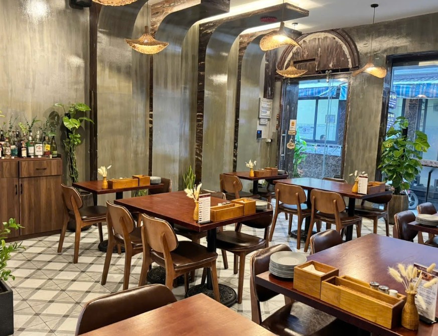 Hoang’s Kitchen 4 4
